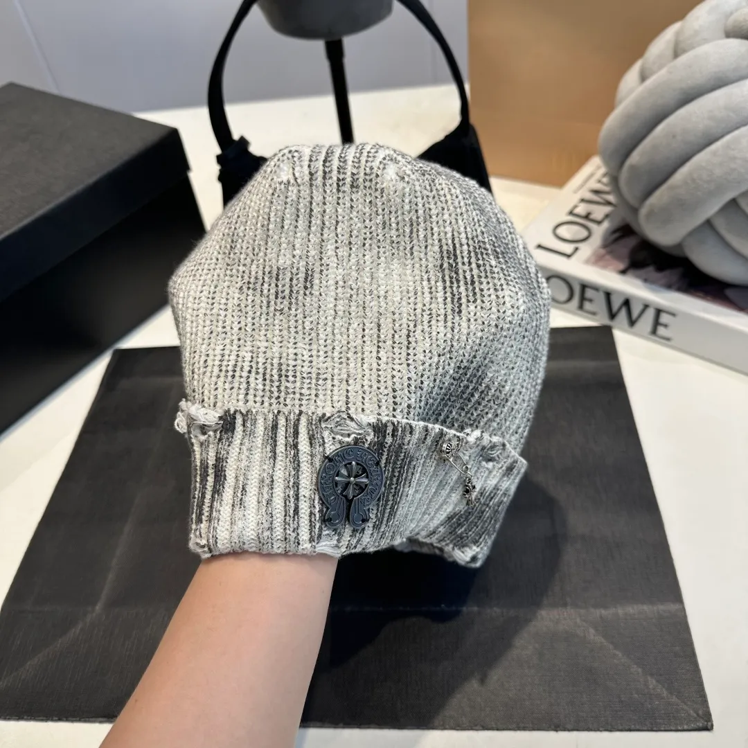 P60 Crow Heart Autumn and Winter Wool Knitted Beanie This must be the favorite of minimalism. It is clean, neat, fashionable and versatile, and will definitely not be picky about your face shape! A fashionable classic that lasts forever! Fashionable black and white can be purchased together